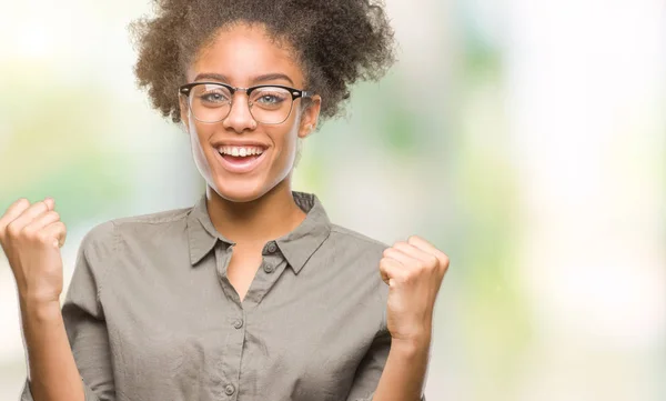 Mladá Afro Americký Žena Nosí Brýle Nad Izolované Pozadí Slaví — Stock fotografie