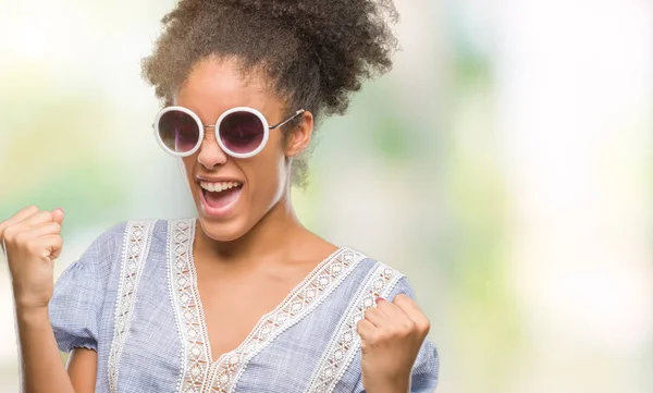 Mujer Afroamericana Joven Con Gafas Sobre Fondo Aislado Muy Feliz — Foto de Stock