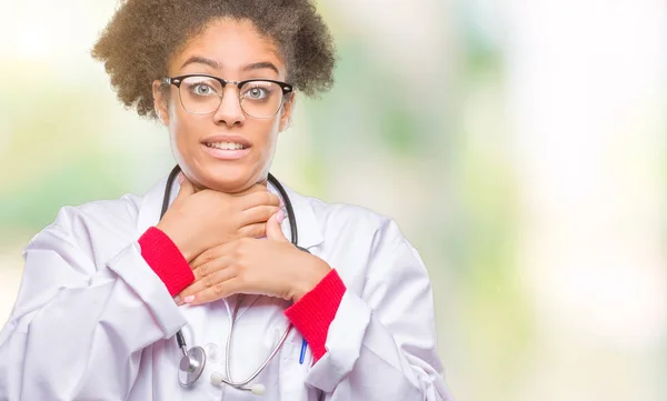 Junge Afroamerikanische Ärztin Über Isolierten Hintergrund Schreien Und Ersticken Weil — Stockfoto