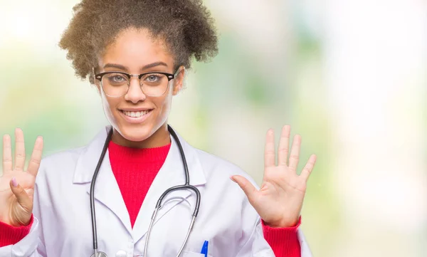 Junge Afroamerikanische Ärztin Über Isoliertem Hintergrund Die Mit Fingern Nummer — Stockfoto