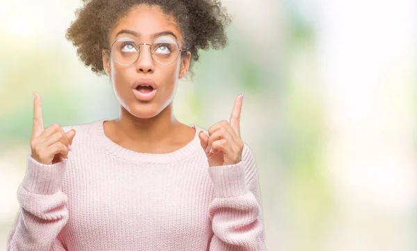 Jonge Afro Amerikaanse Vrouw Bril Geïsoleerde Achtergrond Verbaasd Verrast Opzoeken — Stockfoto