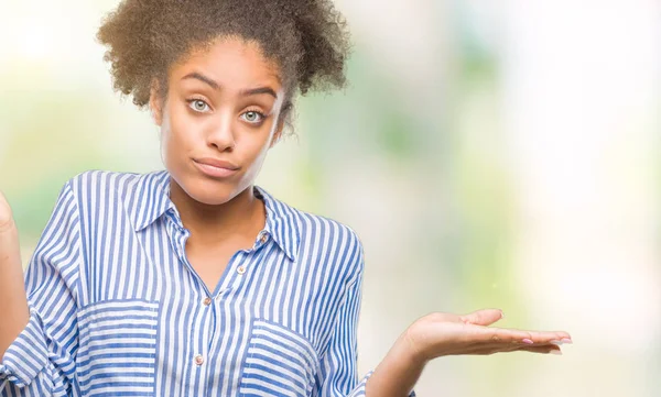 Mladá Žena Afro Americký Nad Izolované Pozadí Bezradný Zmateni Výraz — Stock fotografie