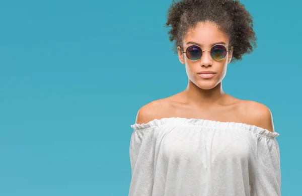 Młodych Afro American Kobieta Nosi Okulary Białym Tle Poważną Miną — Zdjęcie stockowe