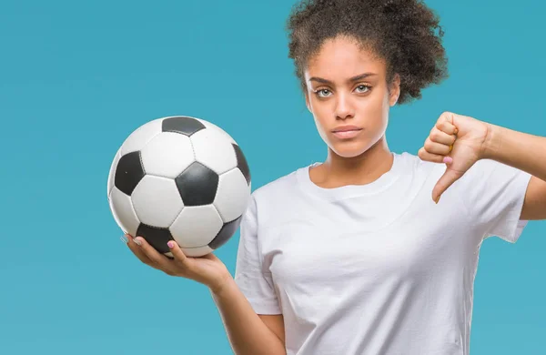 Joven Hermosa Afroamericana Sosteniendo Pelota Fútbol Sobre Fondo Aislado Con — Foto de Stock