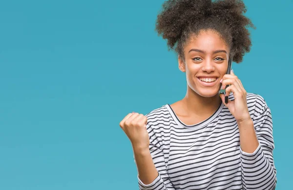 Joven Afroamericana Hablando Por Teléfono Sobre Fondo Aislado Gritando Orgullosa — Foto de Stock