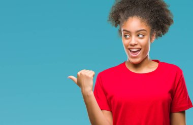 Genç afro Amerikalı kadın arıyorum ve başparmak yanında yukarıyı mutlu yüz ile gülümseyen izole arka plan üzerinde.