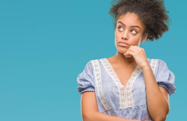 Çene düşünme hakkında soru, dalgın ifade üzerine el ile izole arka plan üzerinde genç afro Amerikalı kadın. Düşünceli yüzüyle gülümsüyor. Şüphe kavramı.