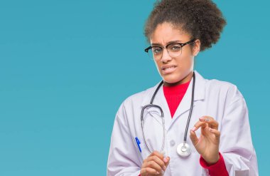 Genç afro Amerikalı doktor kadın izole arka plan yüzünden tiksinti ifadesi, memnun ve korkulu tiksinti yüz yapıyorsun çünkü nefret tepki. Elleriyle kaldırdı. Sinir bozucu kavramı.