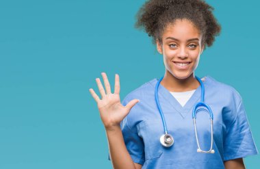 Genç afro Amerikalı doktor kadın gösterilen ve parmakları ile işaret izole arka plan yüzünden kendinden emin ve mutlu gülümseyerek süre beş numara.