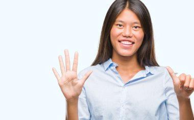 Genç Asyalı iş kadını gösterilen ve parmakları ile işaret izole arka plan üzerinde kendinden emin ve mutlu gülümseyerek süre 6 numara.