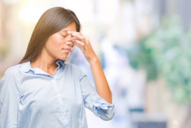 Genç Asya iş kadın izole arka burun ve göz yorgunluğu ve baş ağrısı duygu sürtünme yorgun yüzünden. Stres ve hayal kırıklığı kavramı.