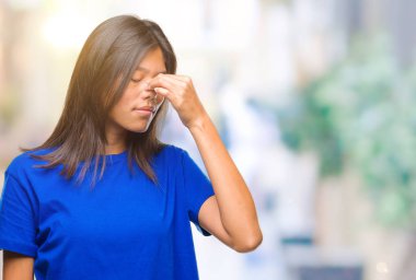 Genç Asyalı kadın izole arka burun ve göz yorgunluğu ve baş ağrısı duygu sürtünme yorgun yüzünden. Stres ve hayal kırıklığı kavramı.