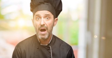 Panik ve korku ifade şokta, üst düzey aşçı adam, aşçı şapkası korkuttu