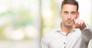 Kamera ve size, el işareti, pozitif ve kendinden emin bir jest ön parmak ile işaret yakışıklı genç iş adamı