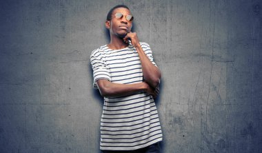 Düşünme ve şüphe ve merak ifade seyir güneş gözlüğü takıyor Afrikalı zenci