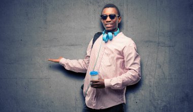 Afrika siyah adam öğrenci kendinden emin ve mutlu bir büyük doğal gülümseme davet ile girmek için