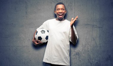 Mutlu ve ifade wow jest tezahürat futbol topu tutan Afrikalı Zenci