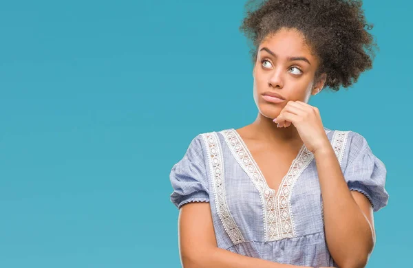 Jovem Afro Americana Sobre Fundo Isolado Com Mão Queixo Pensando — Fotografia de Stock