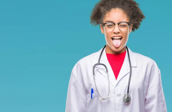 年轻的美国黑人医生在孤立的背景下伸出舌头高兴与滑稽的表情 情感概念 — 图库照片