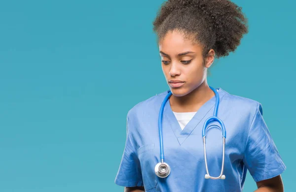 Junge Afroamerikanische Ärztin Über Isolierten Hintergrund Mit Der Hand Auf — Stockfoto