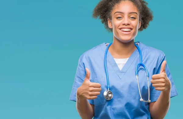 Junge Afroamerikanische Ärztin Über Isoliertem Hintergrund Erfolgszeichen Tun Positive Geste — Stockfoto