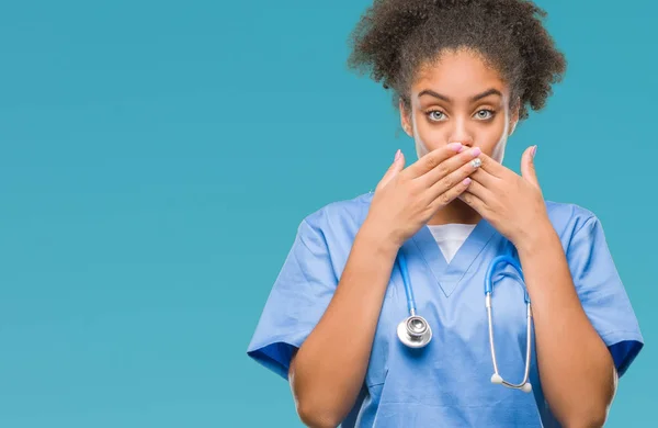 Junge Afroamerikanische Ärztin Über Isolierten Hintergrund Schockiert Mund Mit Den — Stockfoto