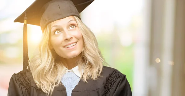 Jeune Femme Diplômée Penser Regarder Haut Exprimant Doute Émerveillement — Photo