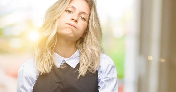 Jonge Shop Eigenaar Dragen Zwarte Schort Met Slaperige Expressie Overwerkt — Stockfoto