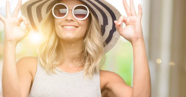 Jovem Mulher Usando Óculos Sol Chapéu Verão Fazendo Sinal Gesto — Fotografia de Stock