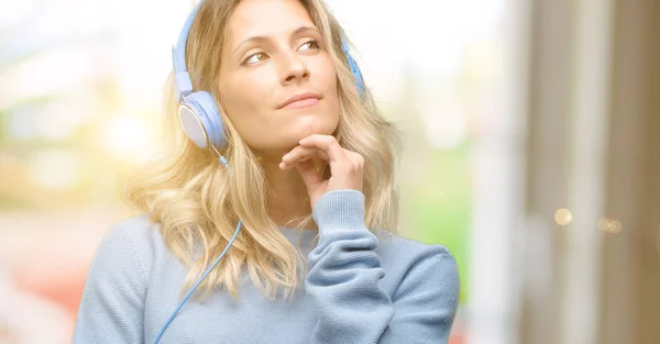 Joven Mujer Hermosa Escuchando Música Pensando Mirando Hacia Arriba Expresando — Foto de Stock