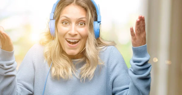 Jovem Mulher Bonita Ouvindo Música Alegre Surpreso Animando Expressando Gesto — Fotografia de Stock