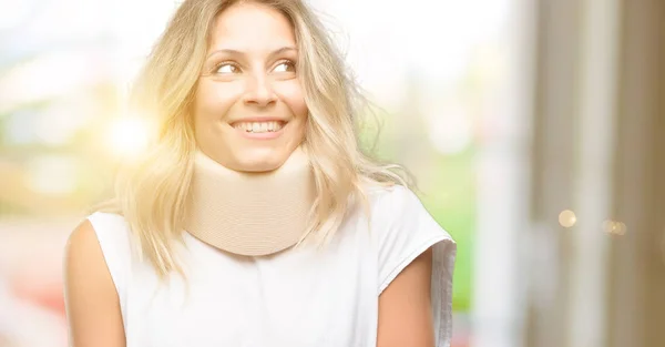 Young Injured Woman Wearing Neck Brace Thinking Looking Expressing Doubt — Stock Photo, Image
