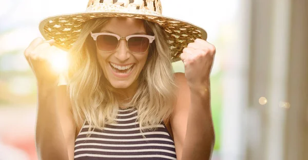 Jovem Usando Óculos Sol Usando Chapéu Verão Feliz Animado Celebrando — Fotografia de Stock