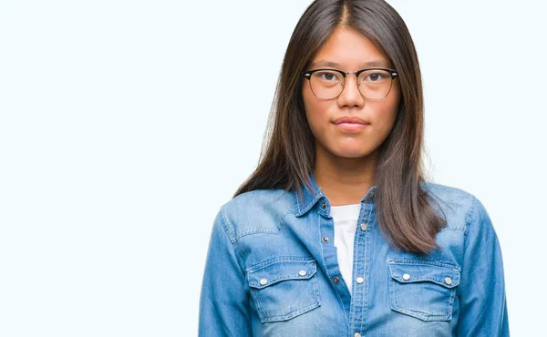 Jonge Aziatische Vrouw Bril Geïsoleerde Achtergrond Met Ernstige Uitdrukking Het — Stockfoto