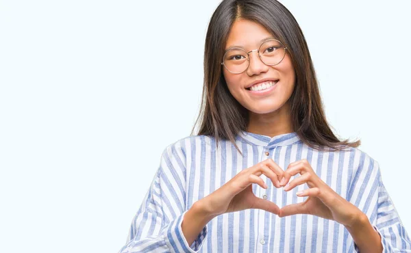 Jonge Aziatische Vrouw Geïsoleerde Achtergrond Glimlachend Liefde Met Hartsymbool Vorm — Stockfoto