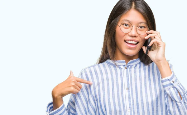 Jovem Ásia Mulher Falando Telefone Mais Isolado Fundo Com Surpresa — Fotografia de Stock