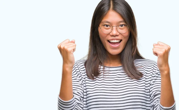 Giovane Donna Asiatica Indossa Occhiali Sfondo Isolato Celebrando Sorpreso Stupito — Foto Stock