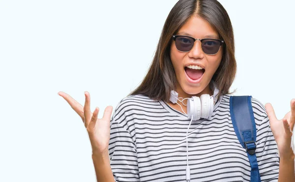 Jovem Estudante Asiática Vestindo Fones Ouvido Mochila Sobre Fundo Isolado — Fotografia de Stock