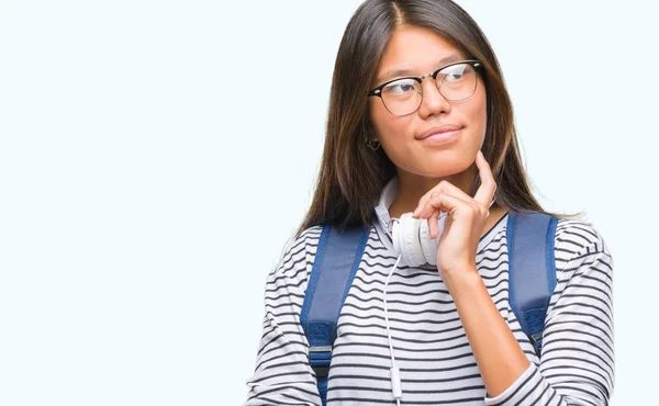 Νεαρός Φοιτητής Ασιατική Γυναίκα Φορώντας Ακουστικά Και Σακίδιο Πέρα Από — Φωτογραφία Αρχείου