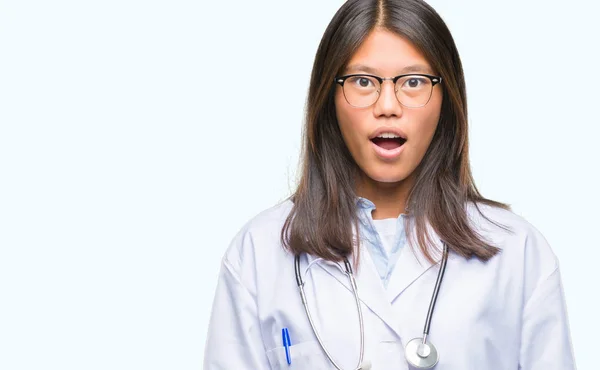 Młody Lekarz Asian Kobieta Białym Tle Boi Wstrząśnięty Wyrażenie Zdziwienie — Zdjęcie stockowe