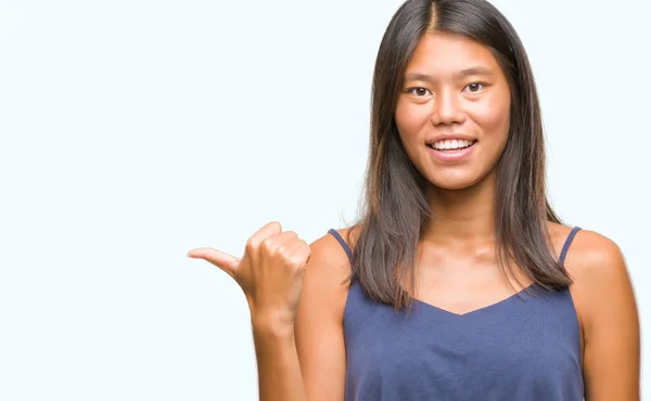 Jonge Aziatische Vrouw Geïsoleerde Achtergrond Glimlachend Met Blij Gezicht Kijken — Stockfoto