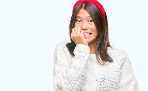 Jovem Mulher Asiática Vestindo Camisola Inverno Sobre Fundo Isolado Olhando — Fotografia de Stock