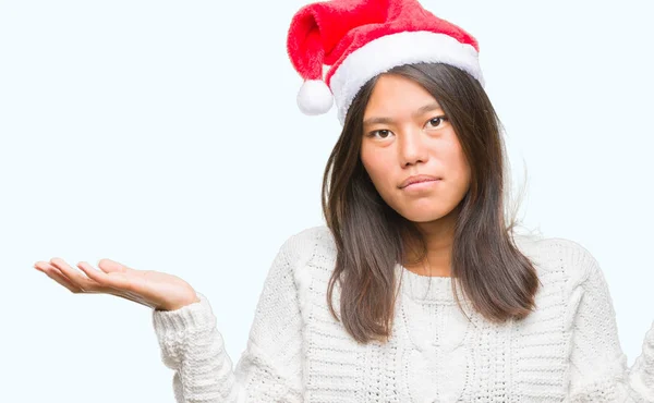Νεαρά Ασιατικές Γυναίκα Φοράει Καπέλο Χριστουγέννων Πάνω Απομονωμένες Φόντο Ανίδεοι — Φωτογραφία Αρχείου