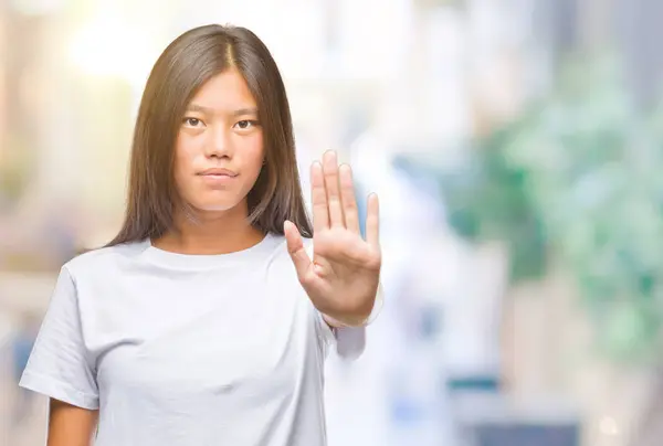 Giovane Donna Asiatica Sfondo Isolato Facendo Smettere Cantare Con Palmo — Foto Stock