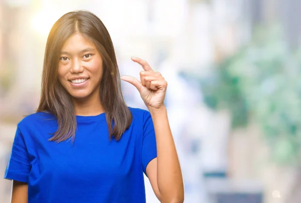 Jovem Mulher Asiática Sobre Fundo Isolado Sorrindo Confiante Gesto Com — Fotografia de Stock
