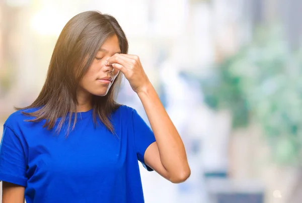 Mujer Asiática Joven Sobre Fondo Aislado Cansada Frotando Nariz Ojos — Foto de Stock