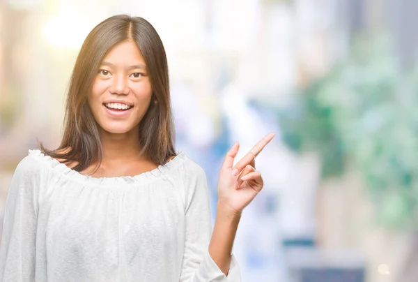 Jovem Mulher Asiática Sobre Fundo Isolado Com Grande Sorriso Rosto — Fotografia de Stock