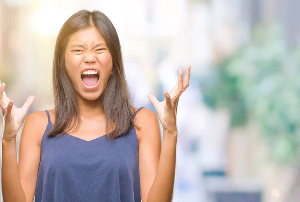 Junge Asiatische Frau Über Isolierten Hintergrund Verrückt Und Verrückt Schreien — Stockfoto