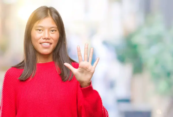 Junge Asiatische Frau Trägt Winterpullover Über Isoliertem Hintergrund Und Zeigt — Stockfoto