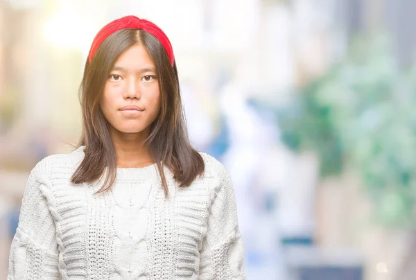 Junge Asiatin Winterpullover Über Isoliertem Hintergrund Mit Ernstem Gesichtsausdruck Einfacher — Stockfoto